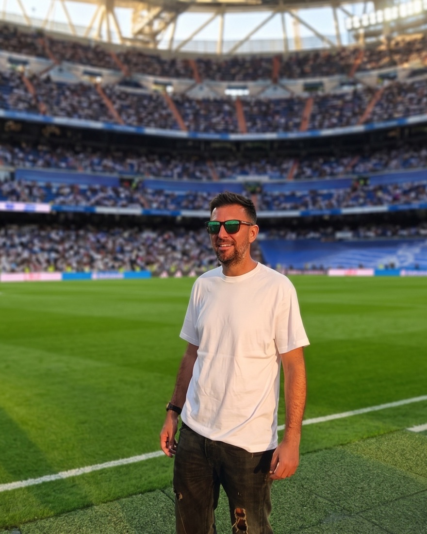 Rodrigo Moro Salazar en el césped del estadio