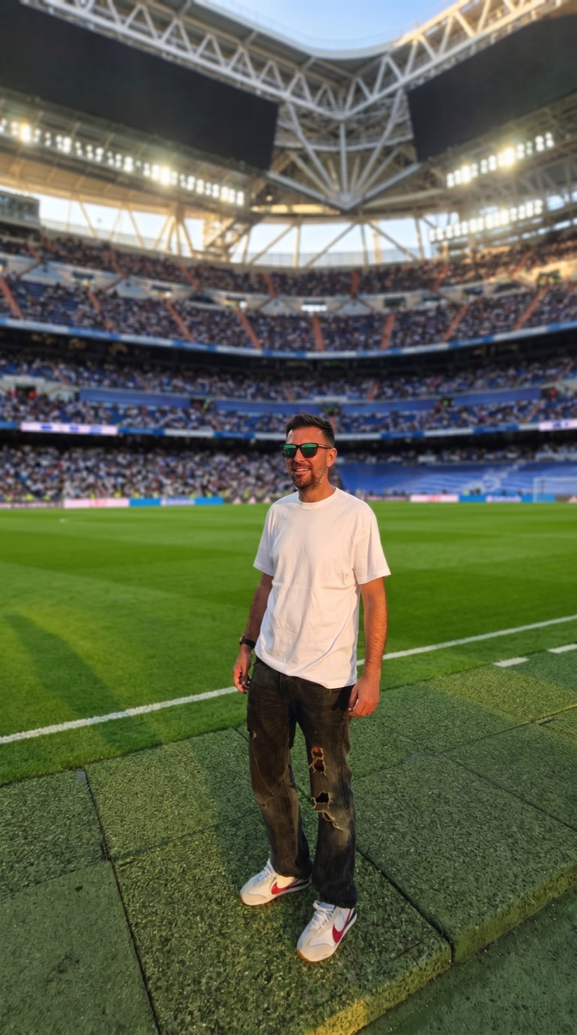 Rodrigo Moro Salazar, director técnico de MR Fútbol Academy, en el césped del estadio